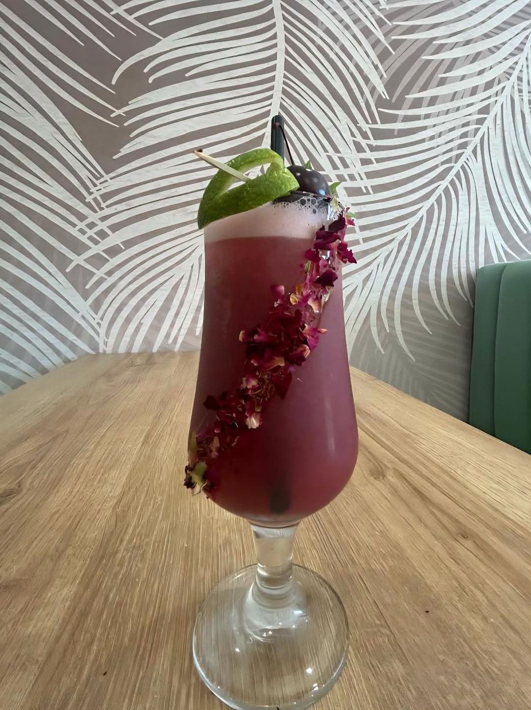 Mocktail rose aux pétales