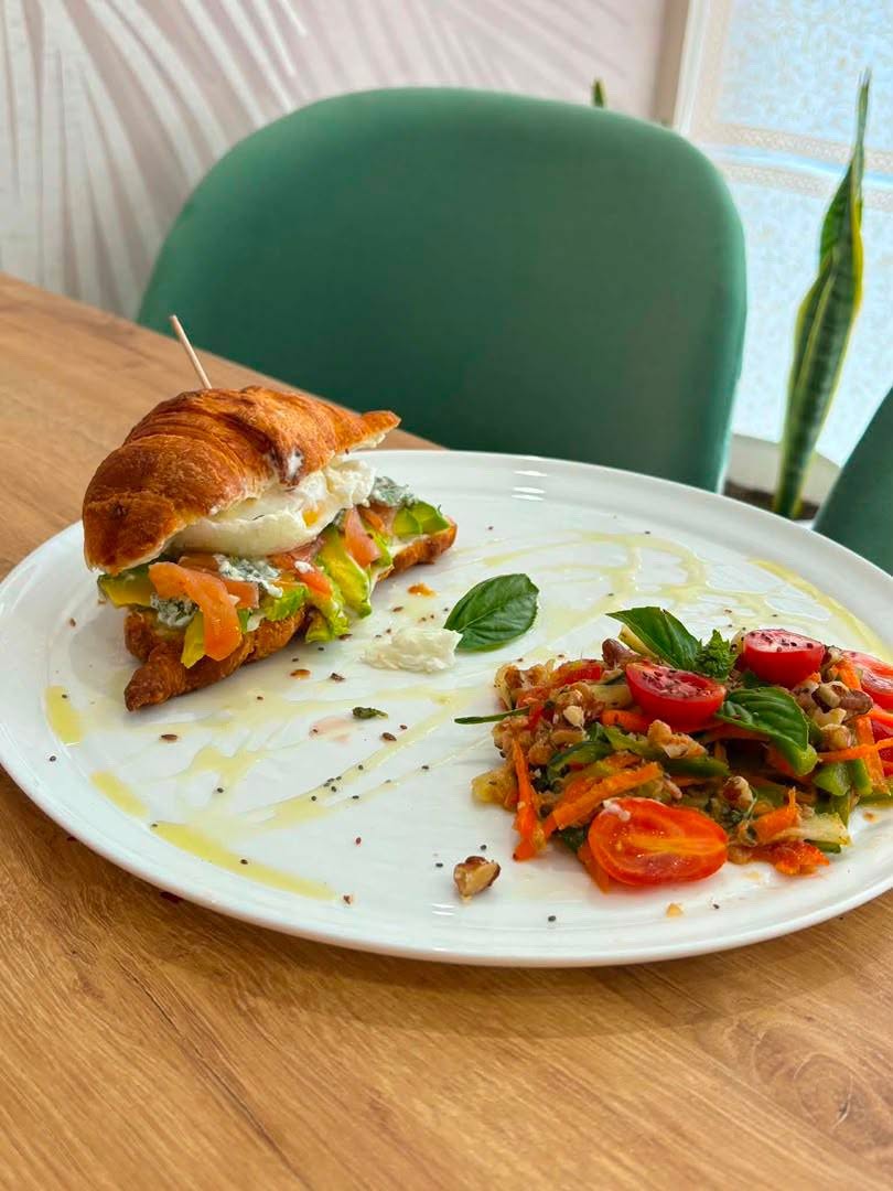 Croissant fourré saumon-avocat et salade fraîche
