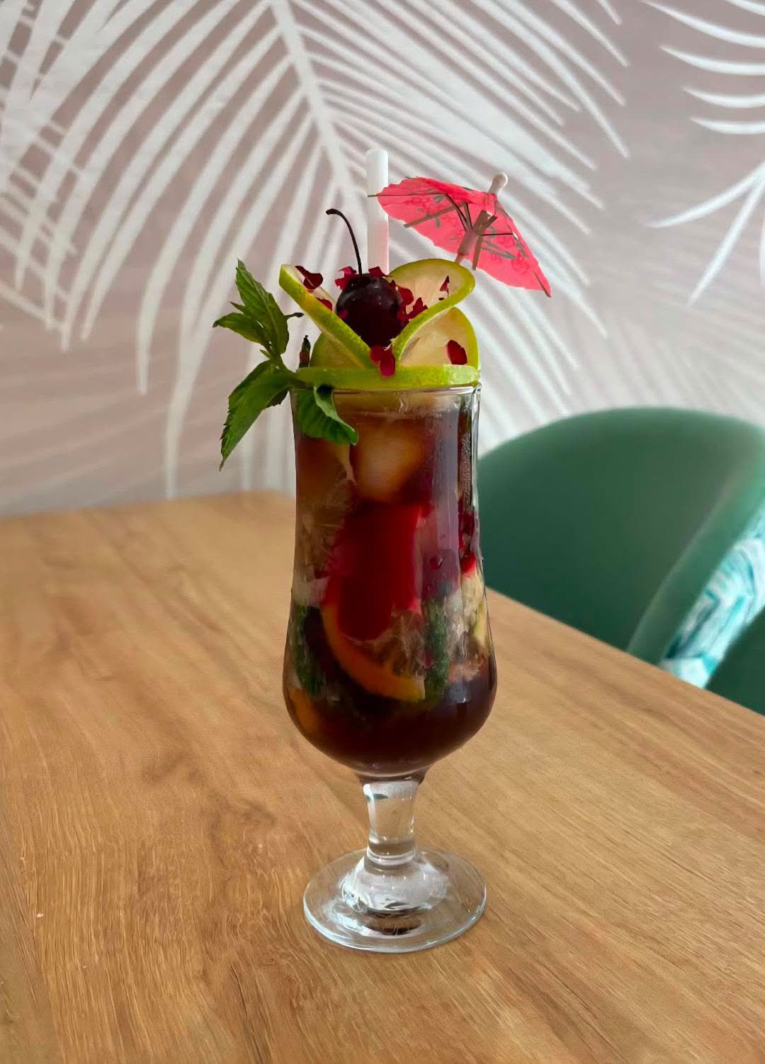 Black mojito aux fruits et menthe fraîche