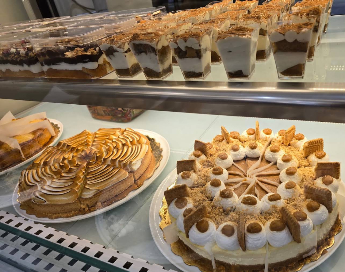 Vitrine de pâtisseries : tiramisus, tartes et cheesecakes