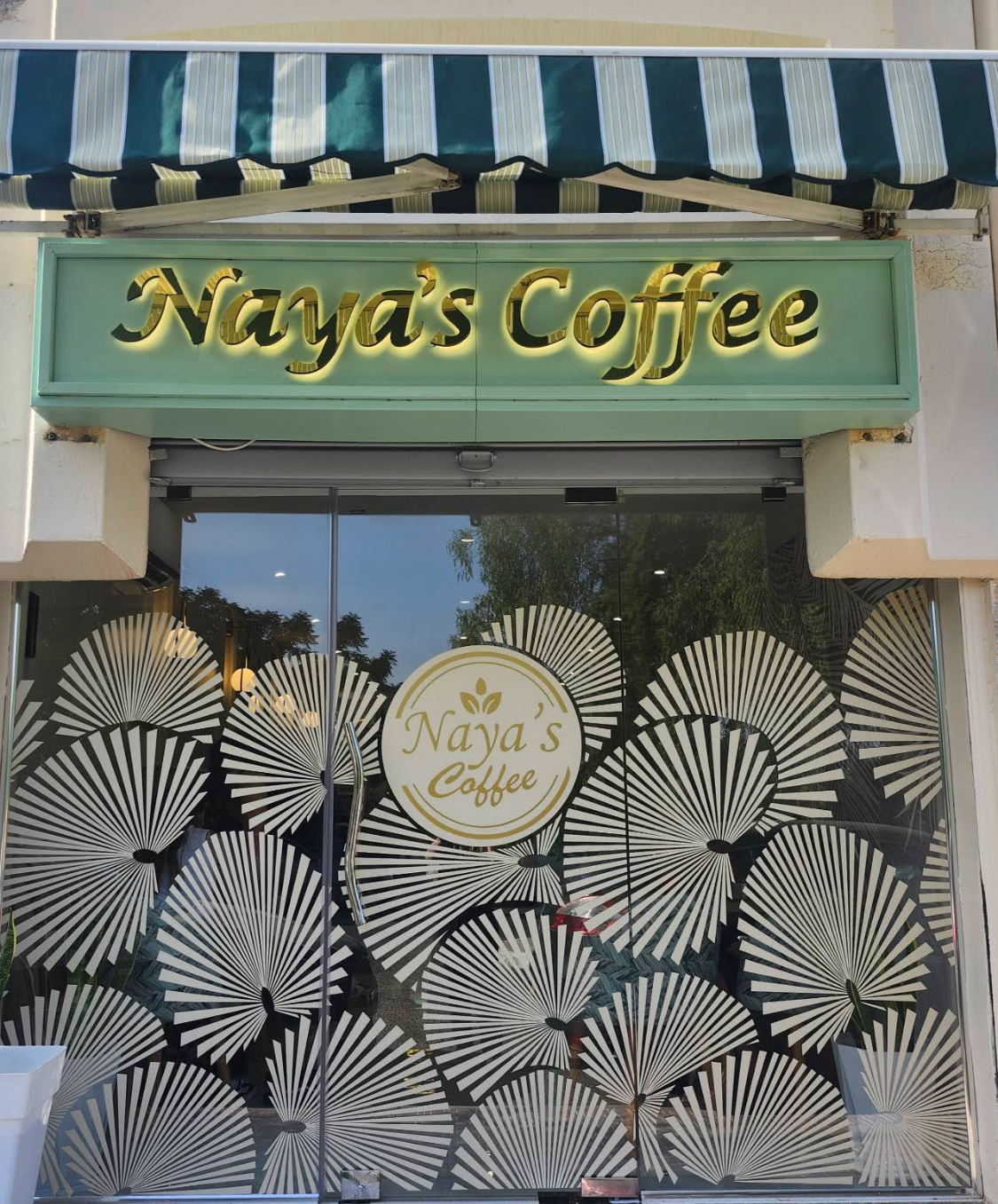 La devanture de Naya's Coffee